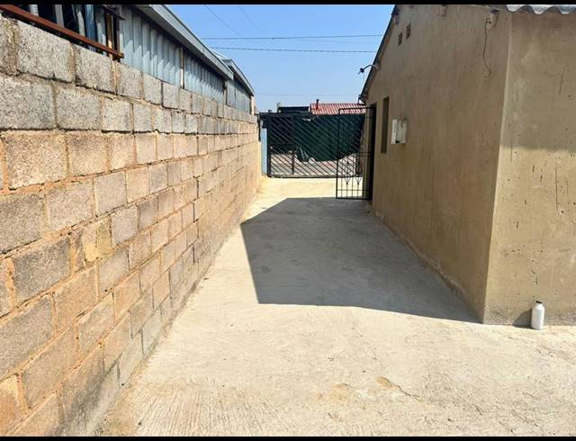 1 BEDROOM HOUSE FOR SALE IN MEADOWLANDS WEST